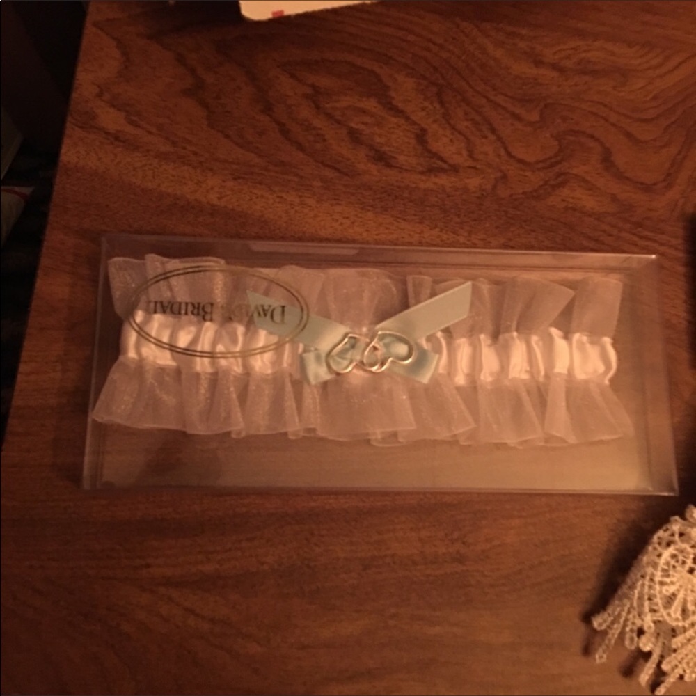 NWT David’s Bridal Garter white